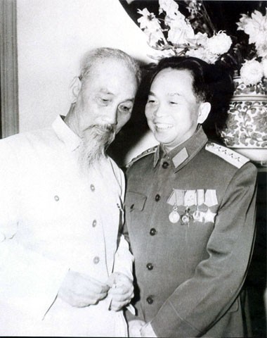 Bác Hồ và Đại tướng Võ Nguyên Giáp nhân kỷ niệm ngày thành lập Quân đội Nhân dân Việt Nam năm 1962.